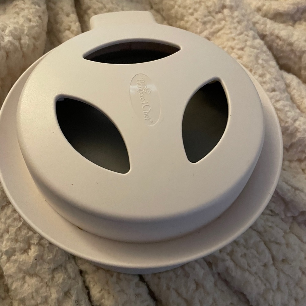 New, in box never used Pampered Chef Cut and Close